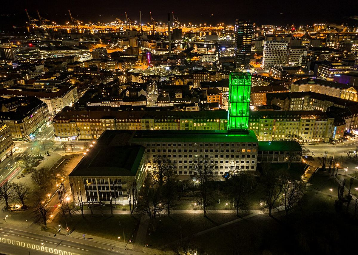 Aarhus centrum om natten set fra oven med det oplyste rådhus i midten