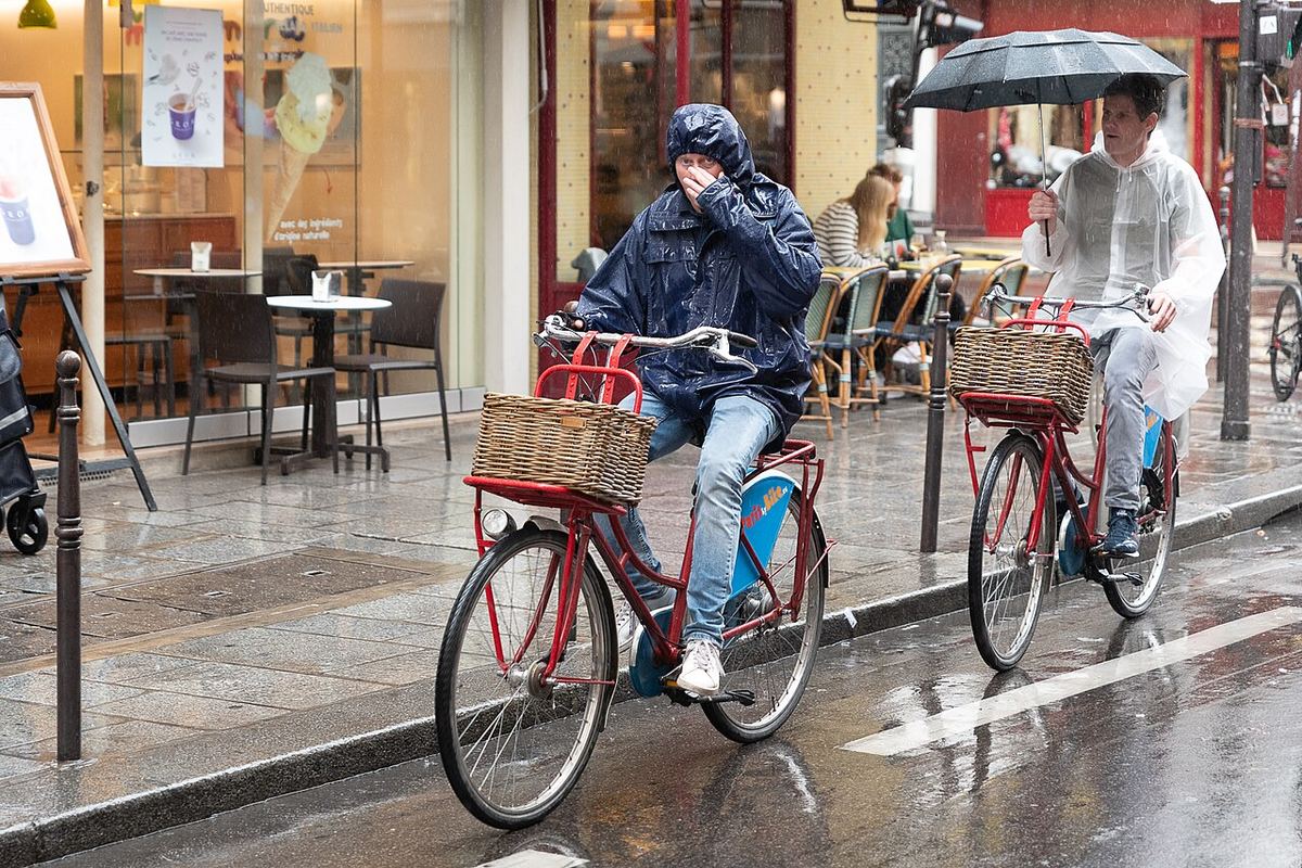 Miniature af Cycling through Paris in the rain (48565821286)